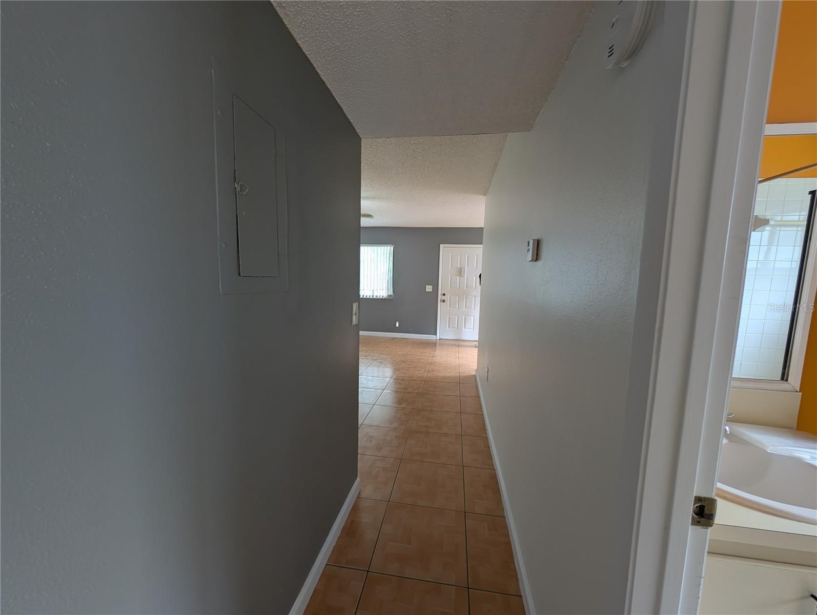 LAKEVIEW CONDO 01 - Residential Lease