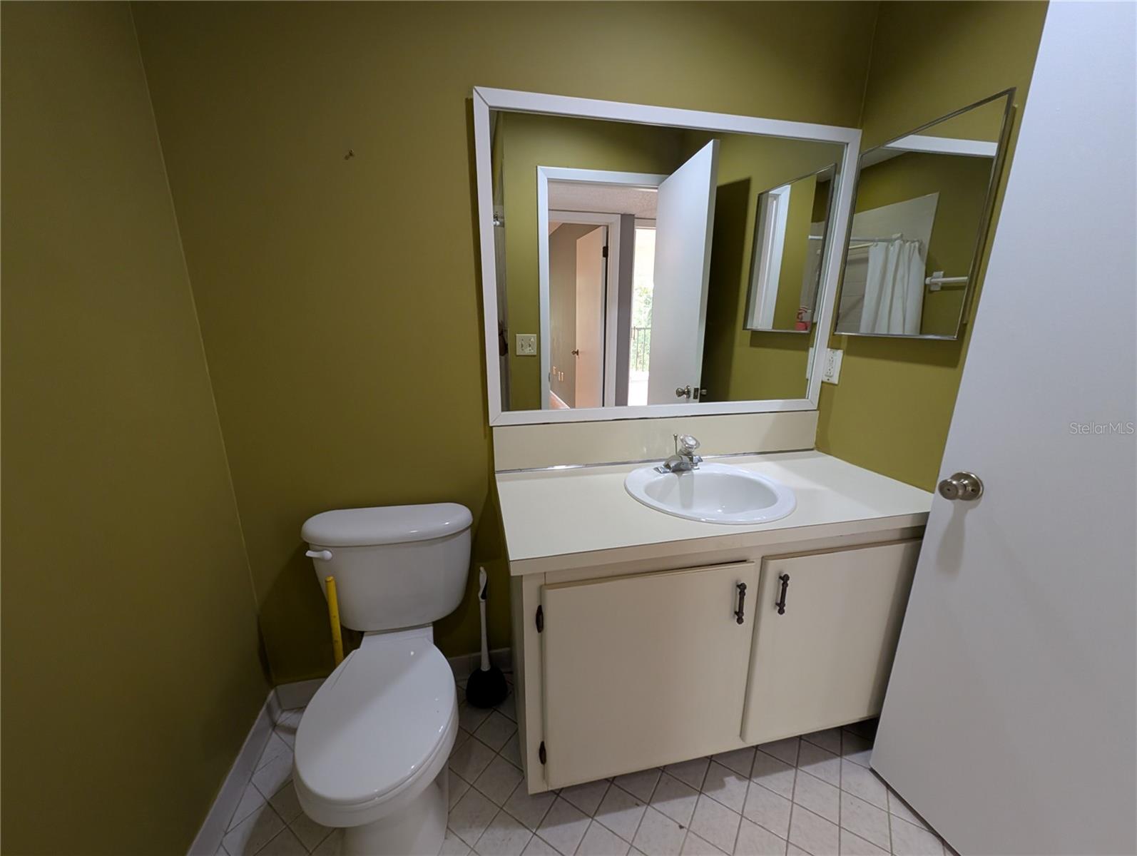 LAKEVIEW CONDO 01 - Residential Lease