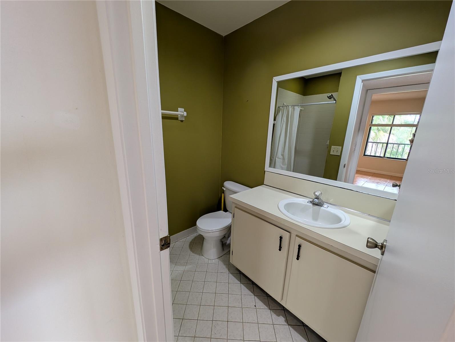 LAKEVIEW CONDO 01 - Residential Lease