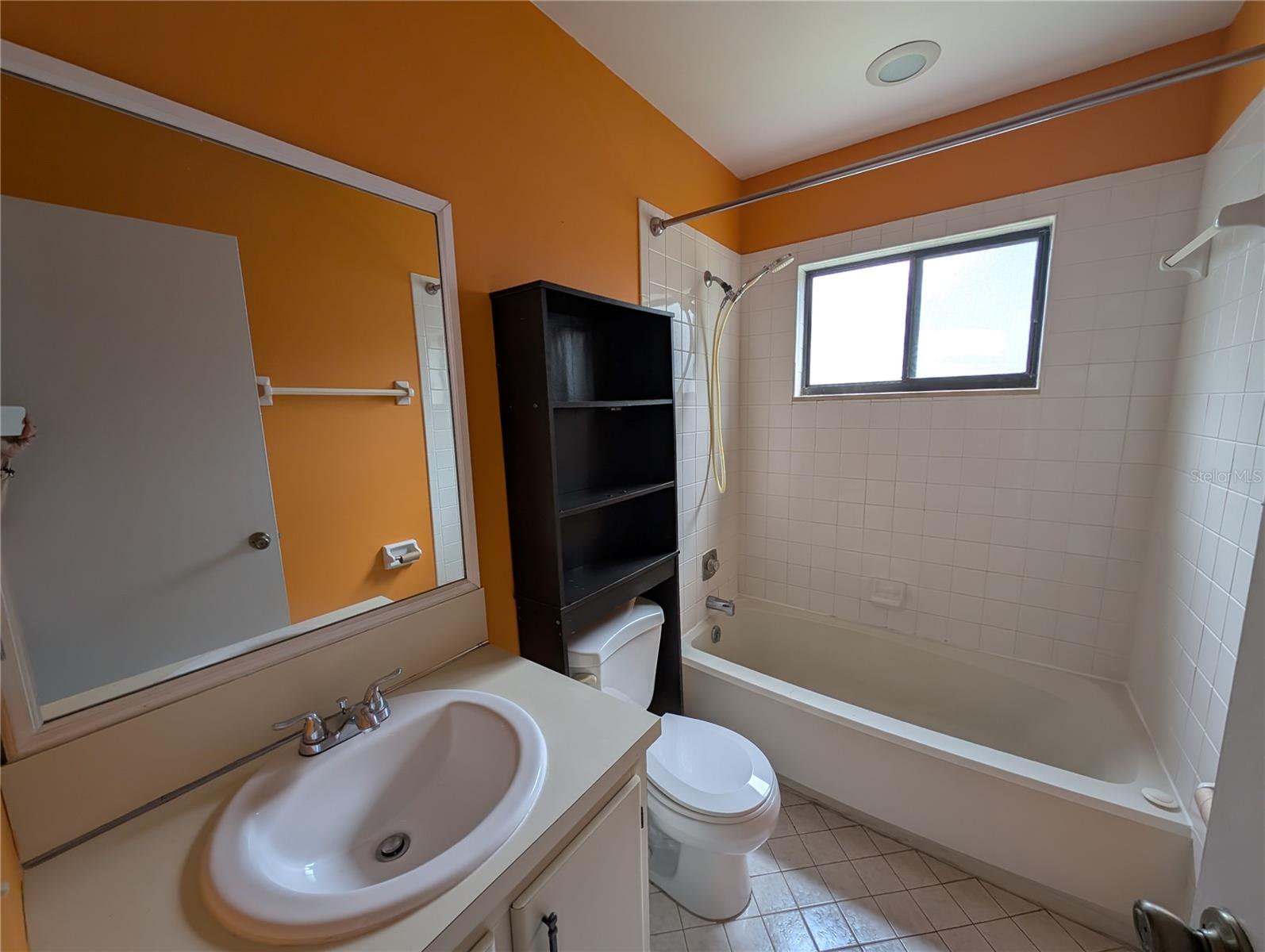 LAKEVIEW CONDO 01 - Residential Lease