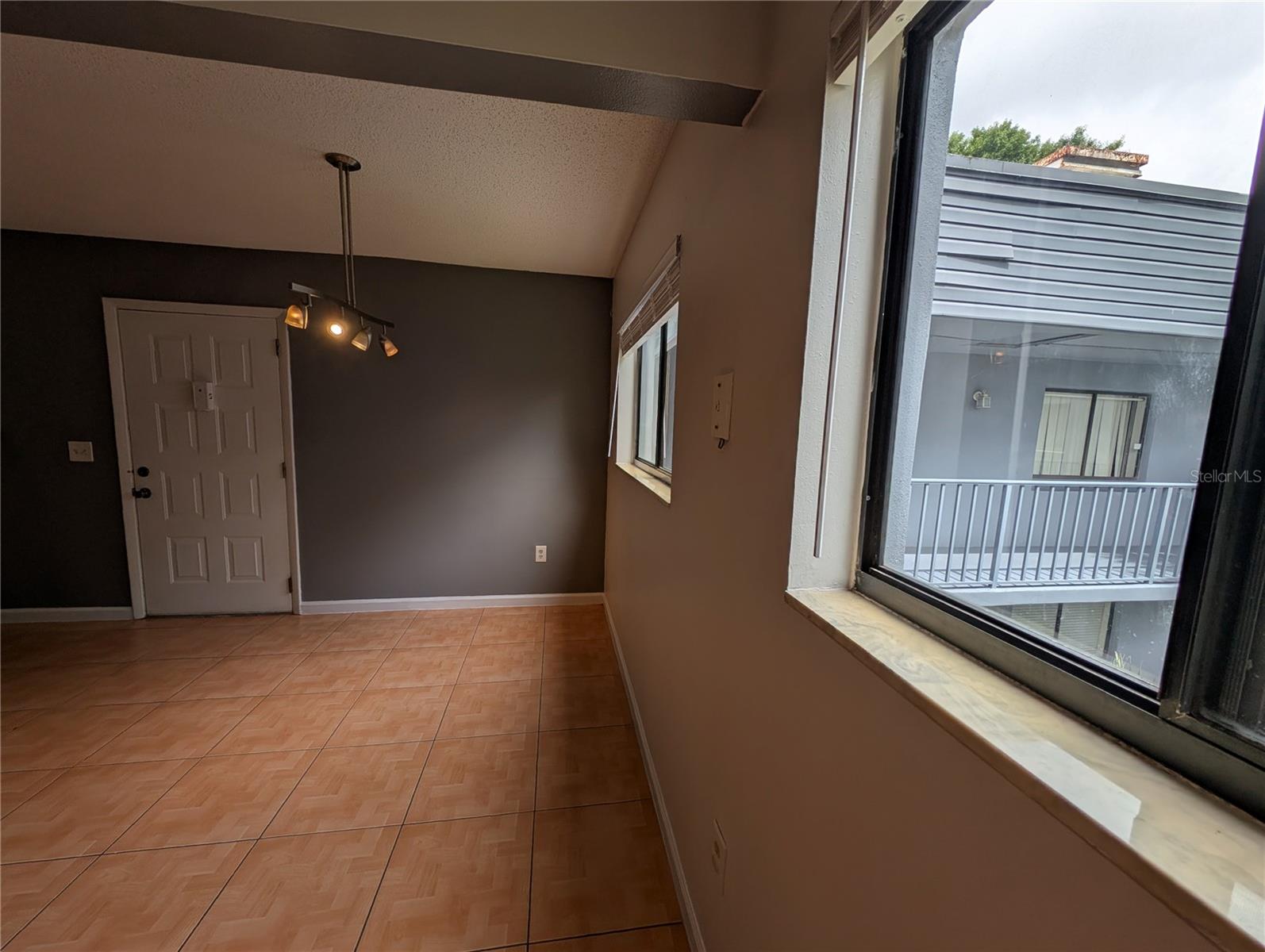 LAKEVIEW CONDO 01 - Residential Lease