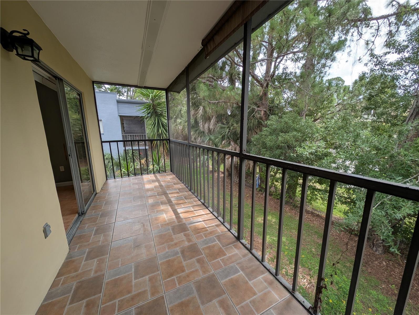 LAKEVIEW CONDO 01 - Residential Lease