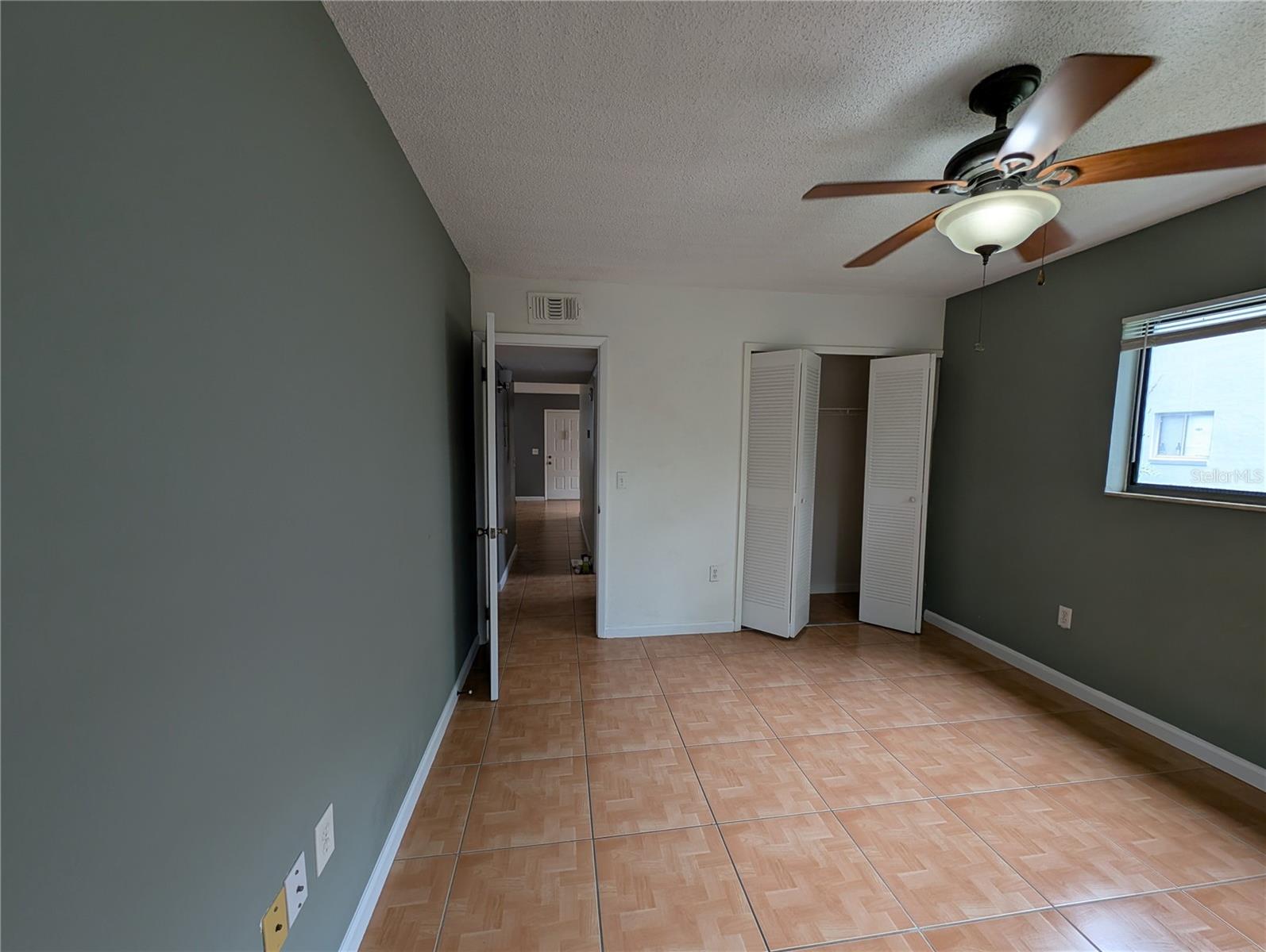 LAKEVIEW CONDO 01 - Residential Lease