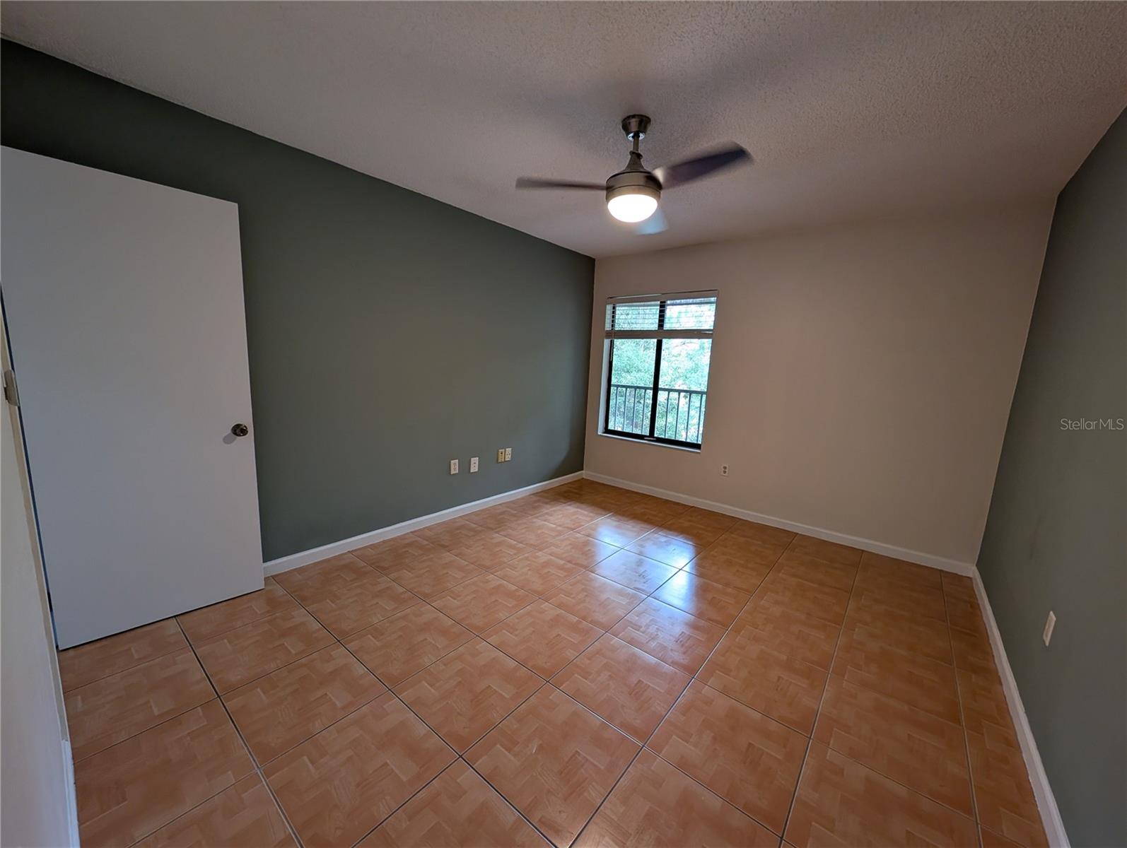 LAKEVIEW CONDO 01 - Residential Lease