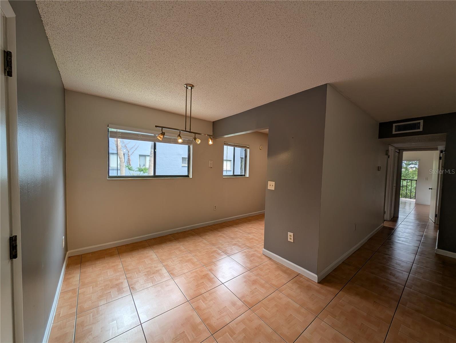 LAKEVIEW CONDO 01 - Residential Lease