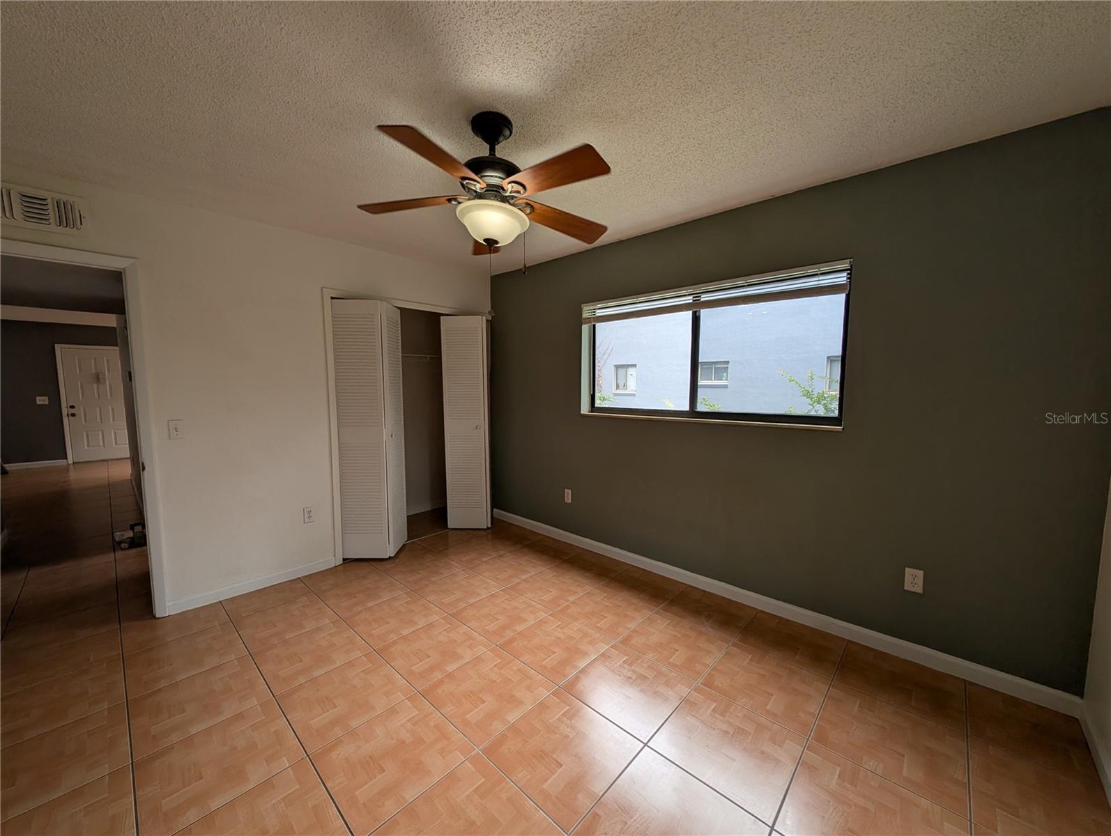 LAKEVIEW CONDO 01 - Residential Lease