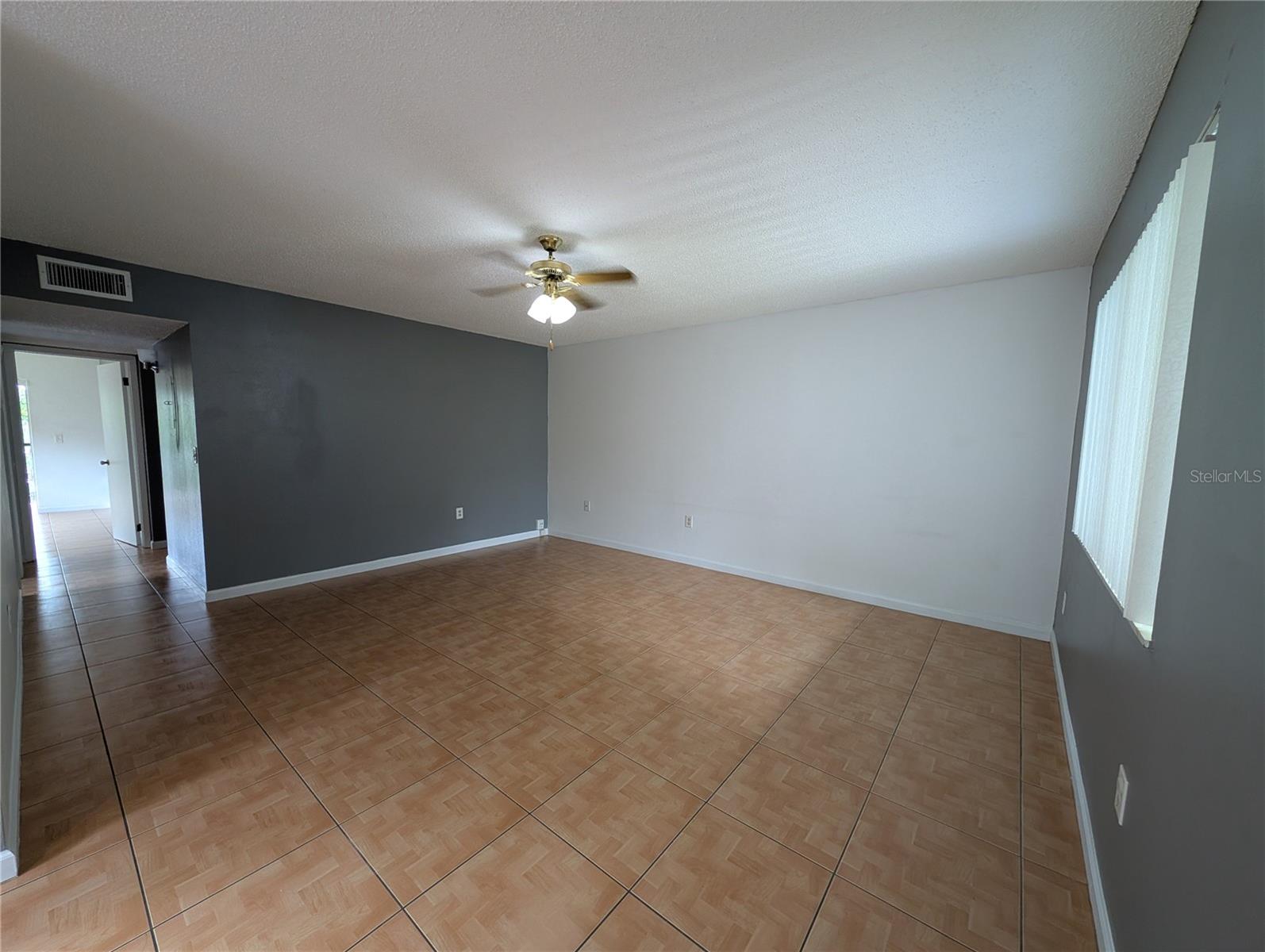 LAKEVIEW CONDO 01 - Residential Lease