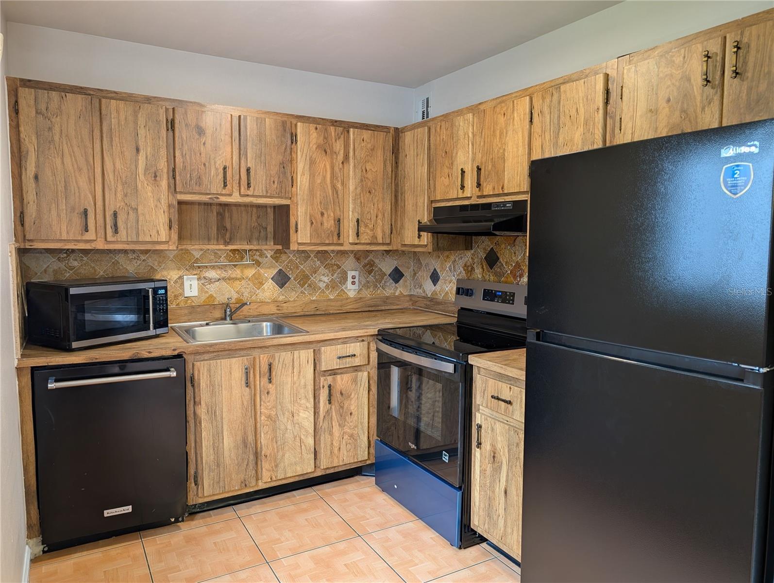 LAKEVIEW CONDO 01 - Residential Lease