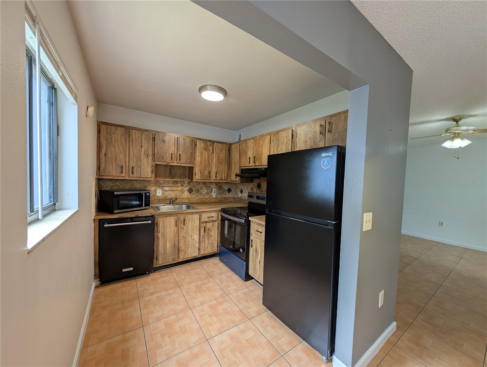 LAKEVIEW CONDO 01 - Residential Lease