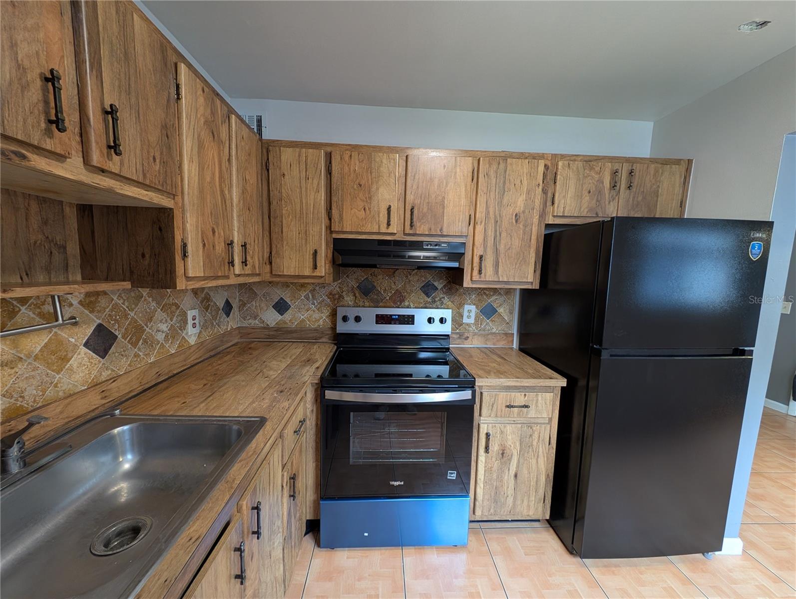 LAKEVIEW CONDO 01 - Residential Lease
