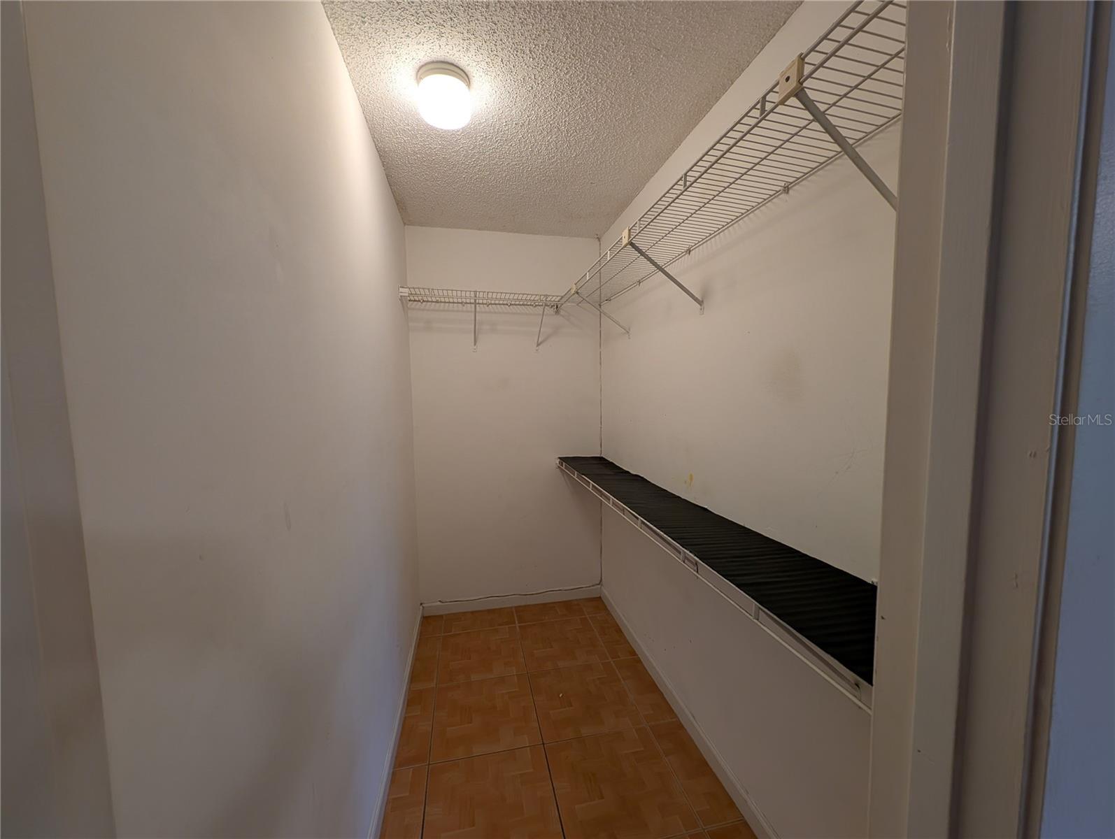 LAKEVIEW CONDO 01 - Residential Lease