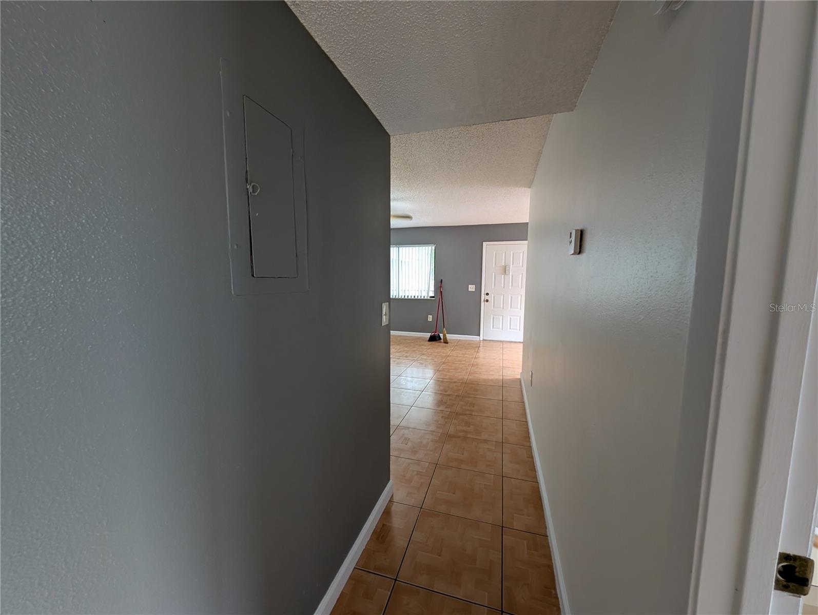 LAKEVIEW CONDO 01 - Residential Lease