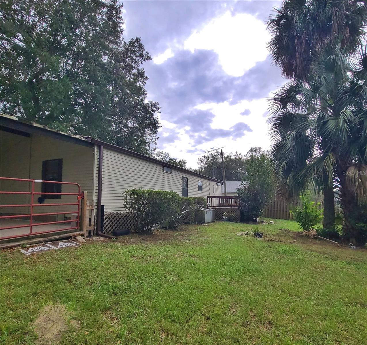 LADY LAKE EPCAY ESTATES LT 01 - Residential