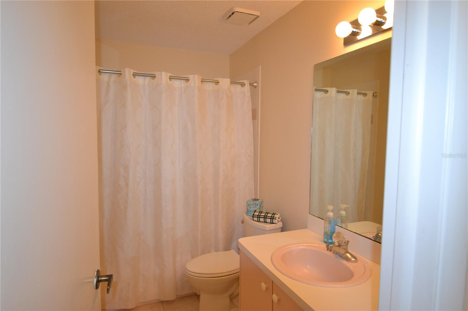 CAMBRIDGE COMMONS CONDO PH 02 - Residential Lease
