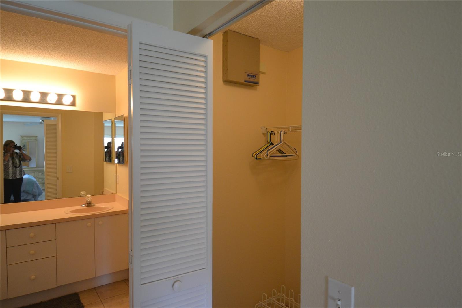 CAMBRIDGE COMMONS CONDO PH 02 - Residential Lease