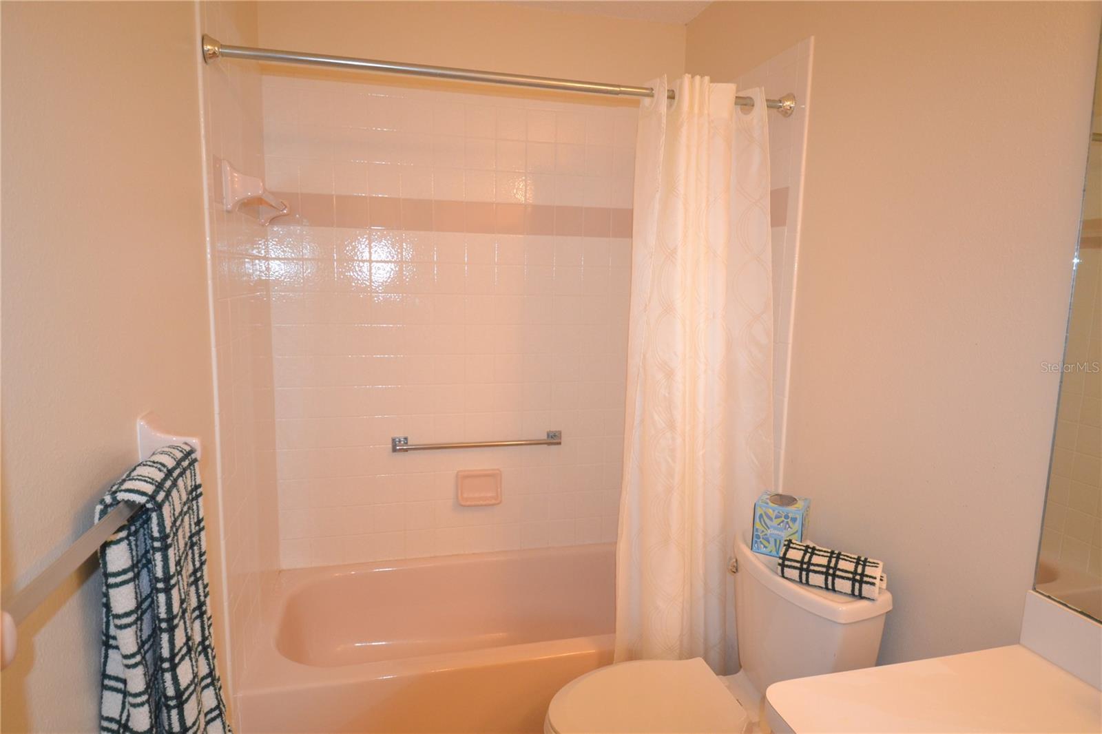 CAMBRIDGE COMMONS CONDO PH 02 - Residential Lease