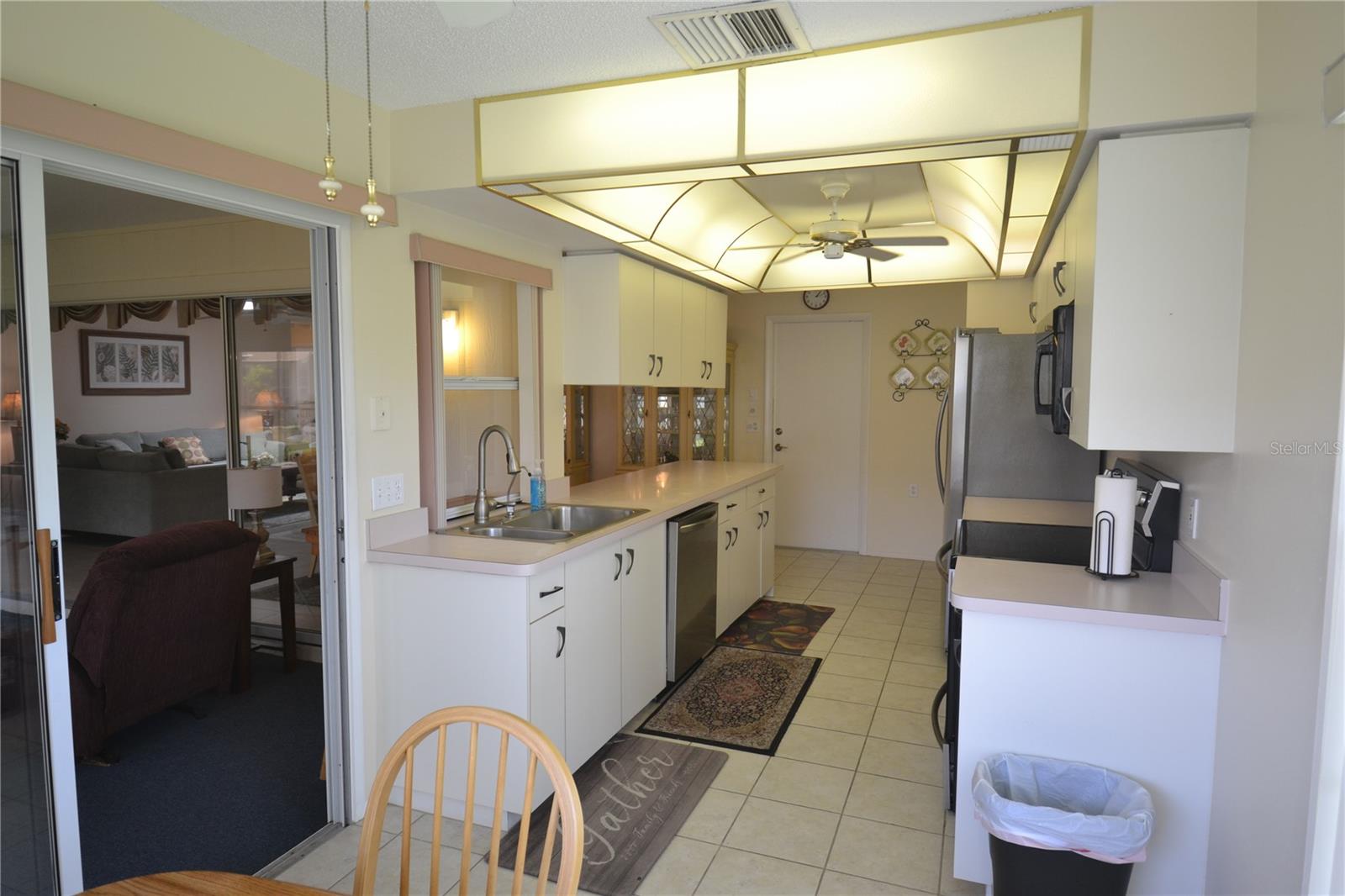 CAMBRIDGE COMMONS CONDO PH 02 - Residential Lease