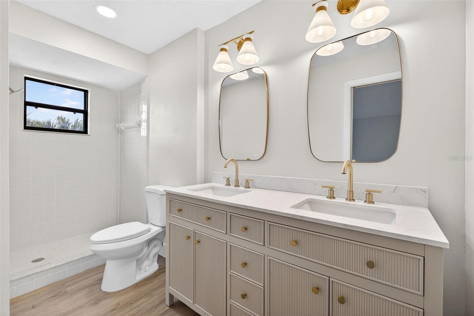 WATERWAY MANOR UNIT 01 - Residential