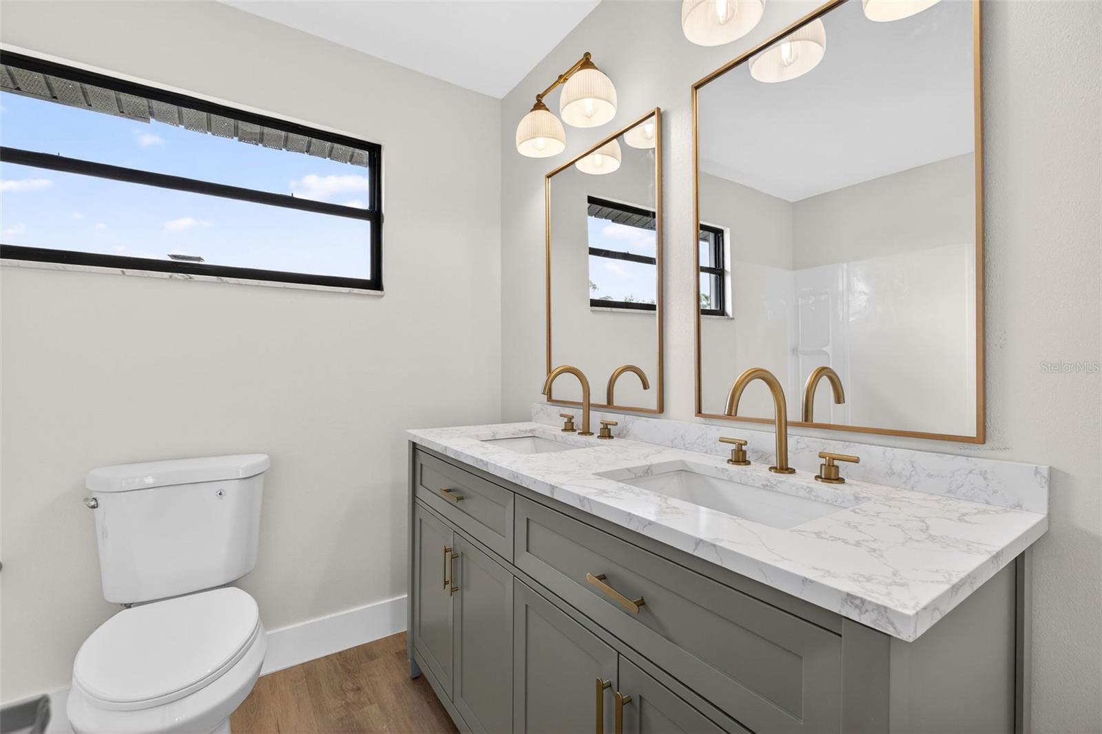 WATERWAY MANOR UNIT 01 - Residential