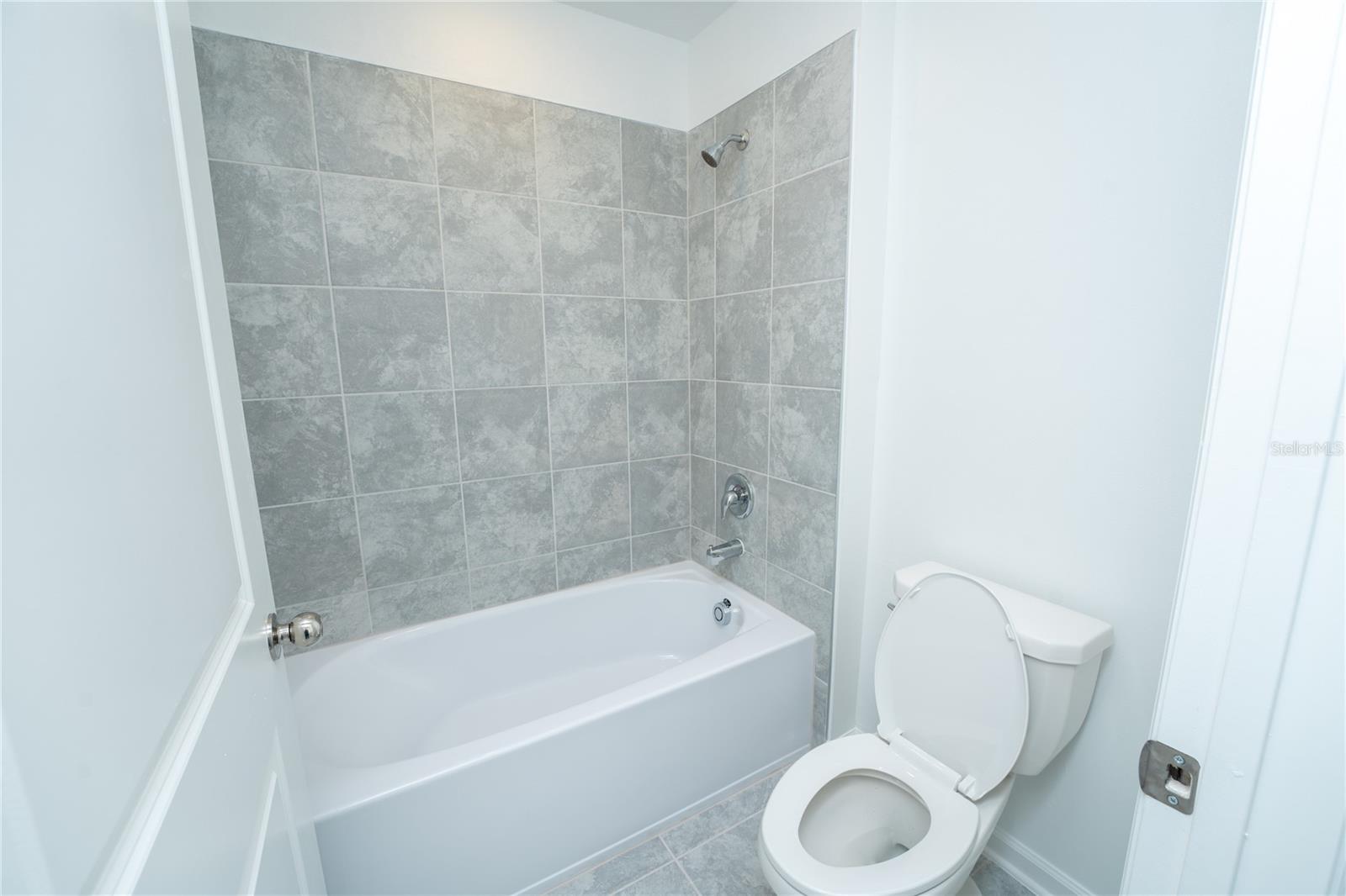 LEOMAS LNDG PH I - Residential Lease