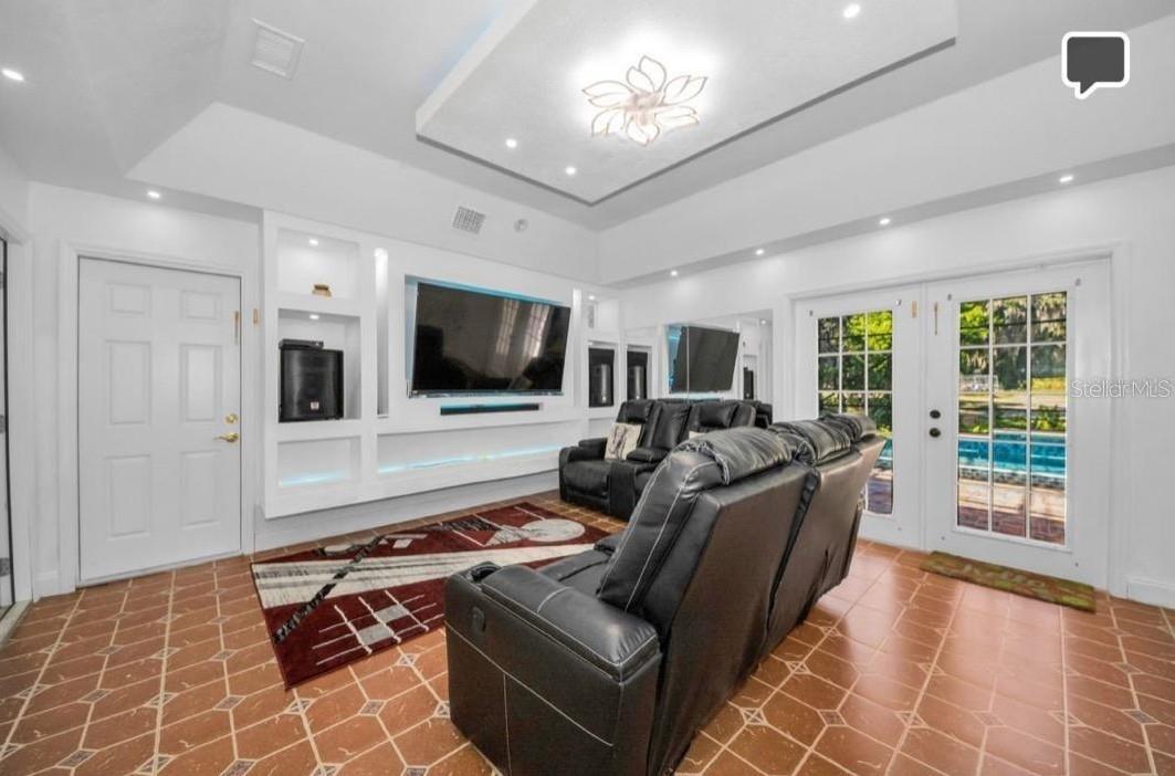 TROPIC SHORES - Residential