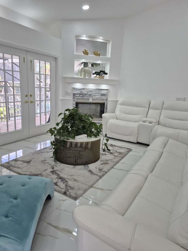 TROPIC SHORES - Residential