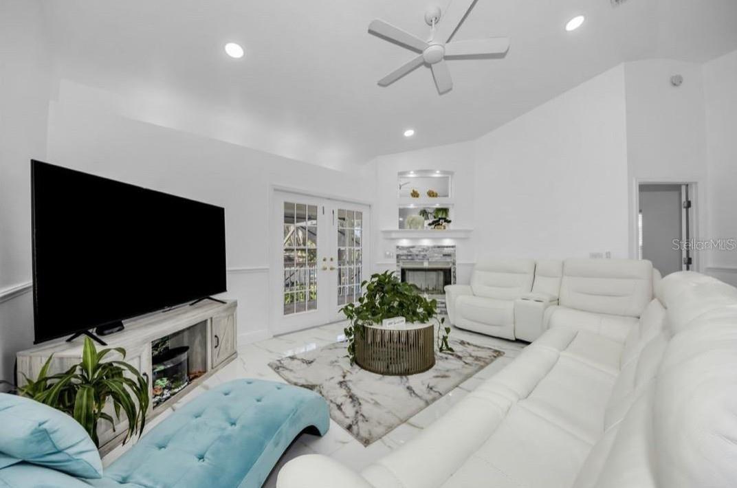 TROPIC SHORES - Residential