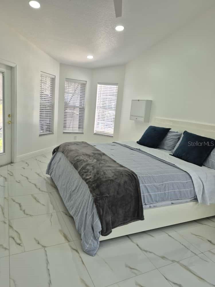 TROPIC SHORES - Residential