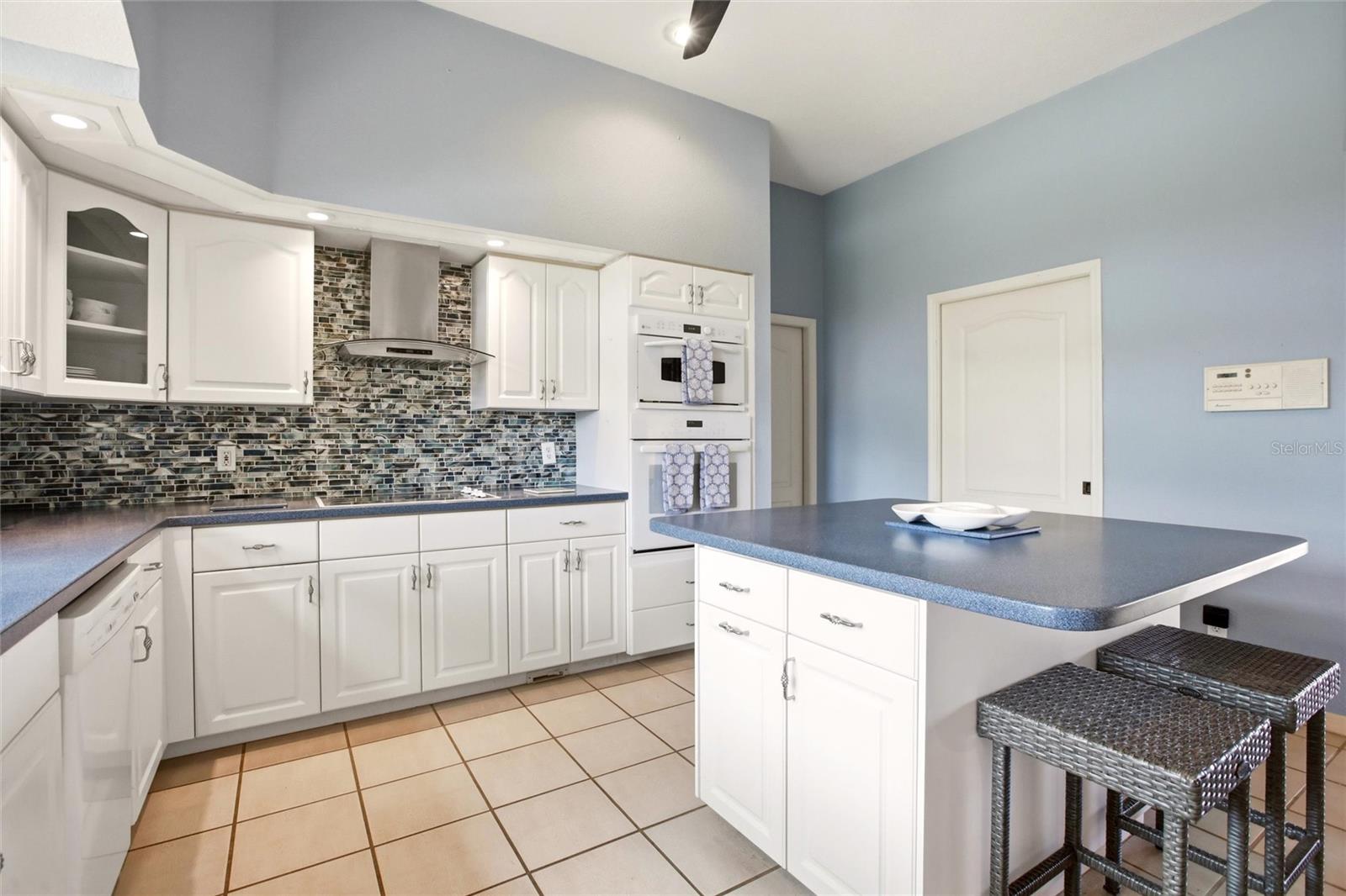 CASA DE MEADOWS - Residential