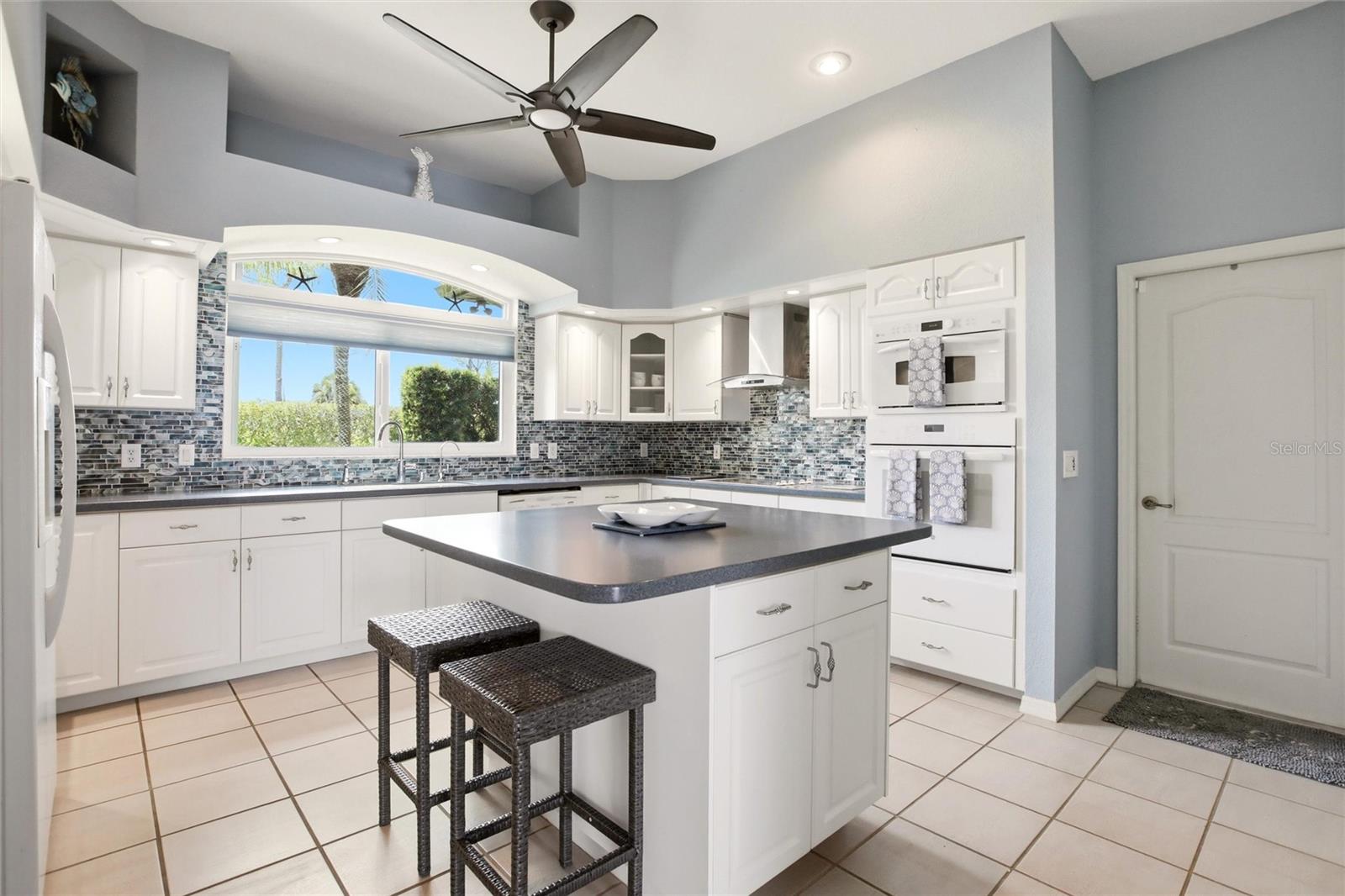 CASA DE MEADOWS - Residential