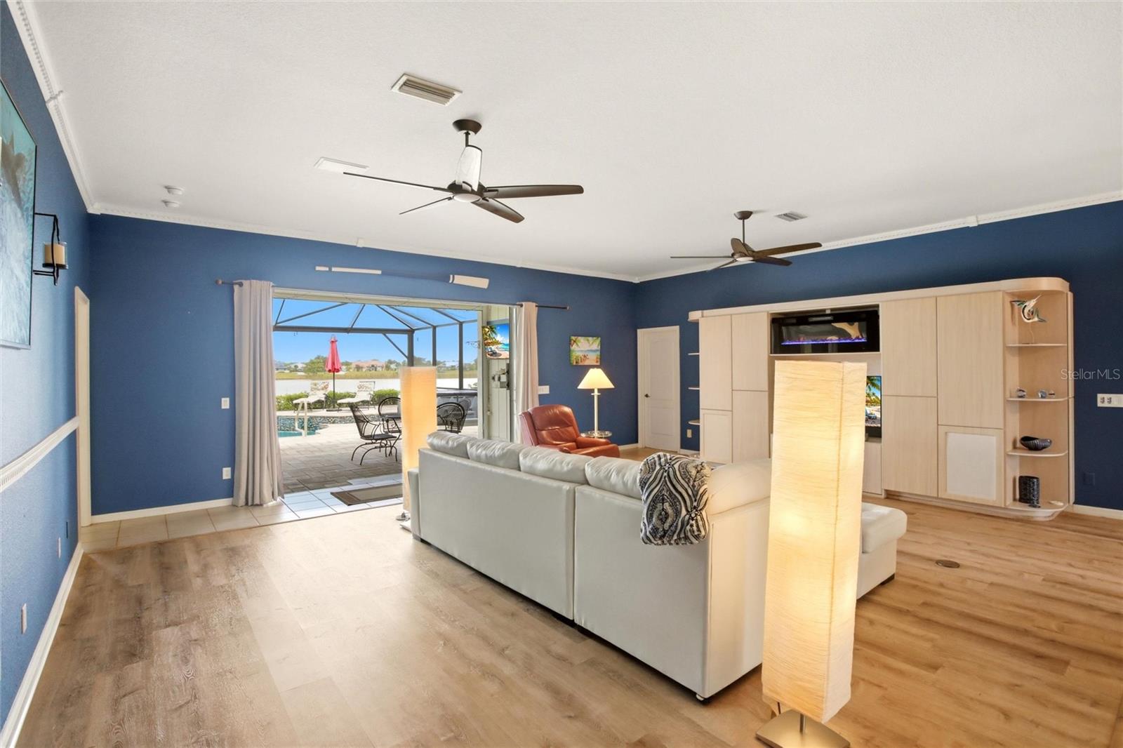 CASA DE MEADOWS - Residential