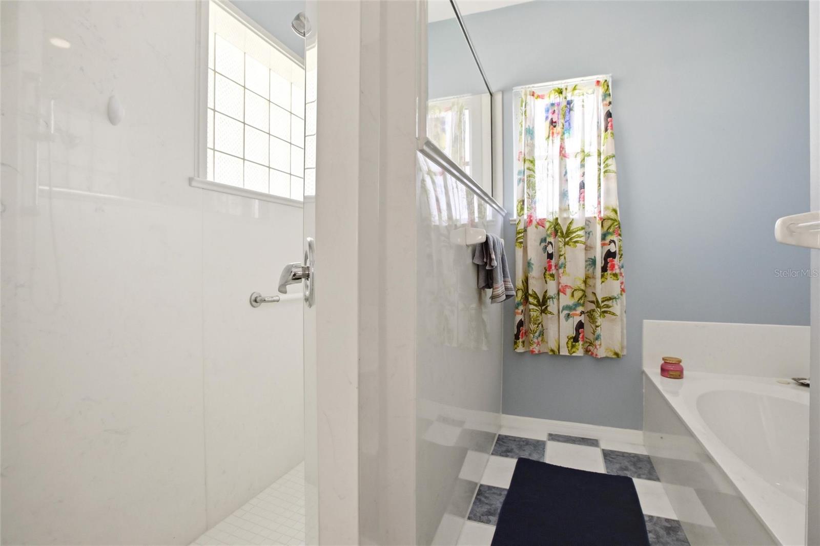 CASA DE MEADOWS - Residential