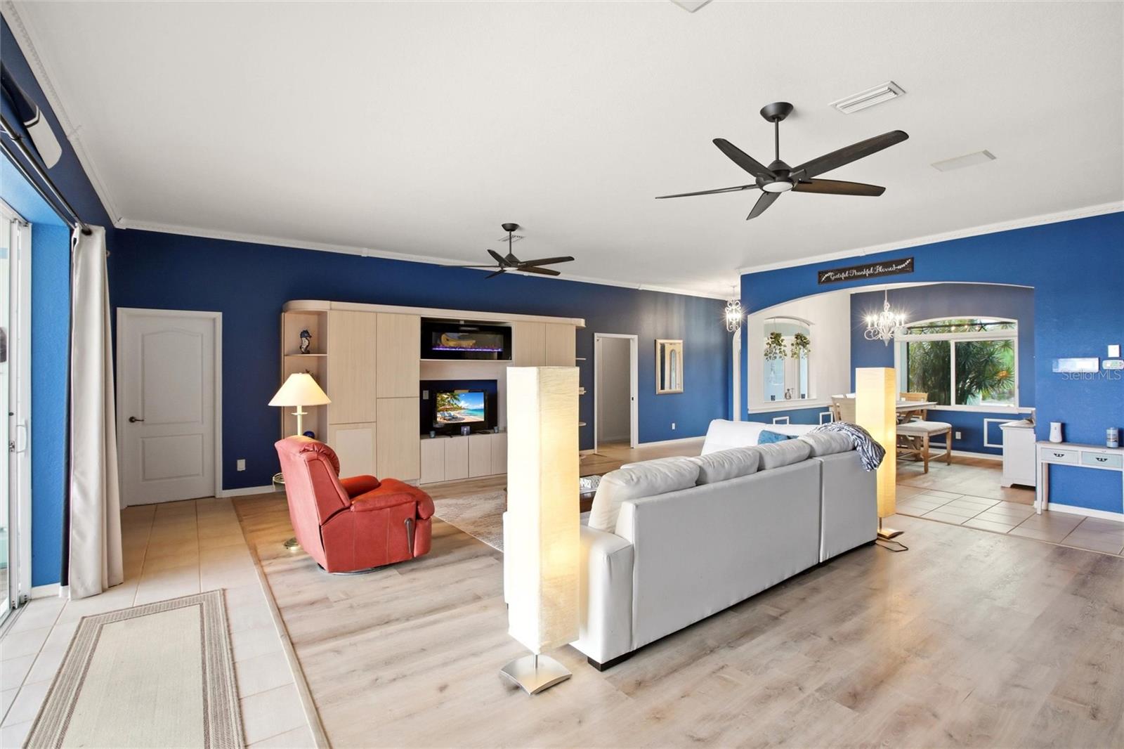 CASA DE MEADOWS - Residential