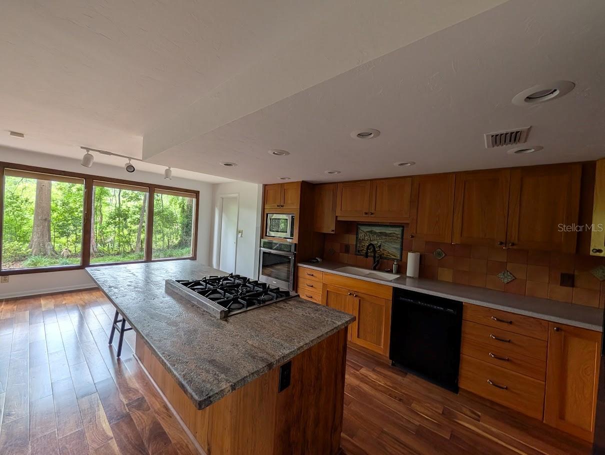 COUNTRY CLUB MANOR UNIT II - Residential