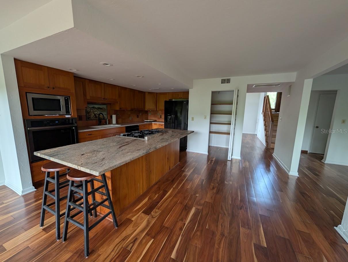 COUNTRY CLUB MANOR UNIT II - Residential