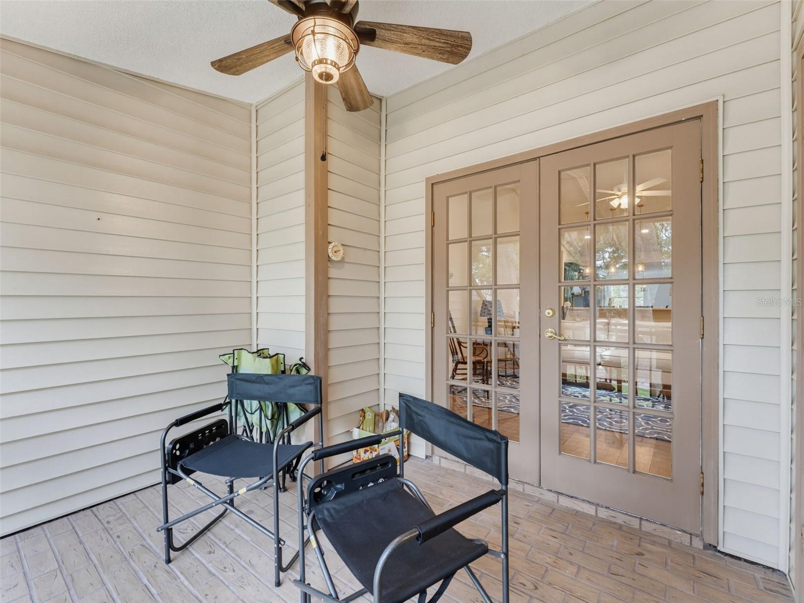 LAUREL OAKS AT COUNTRY WOODS CONDO - Residential