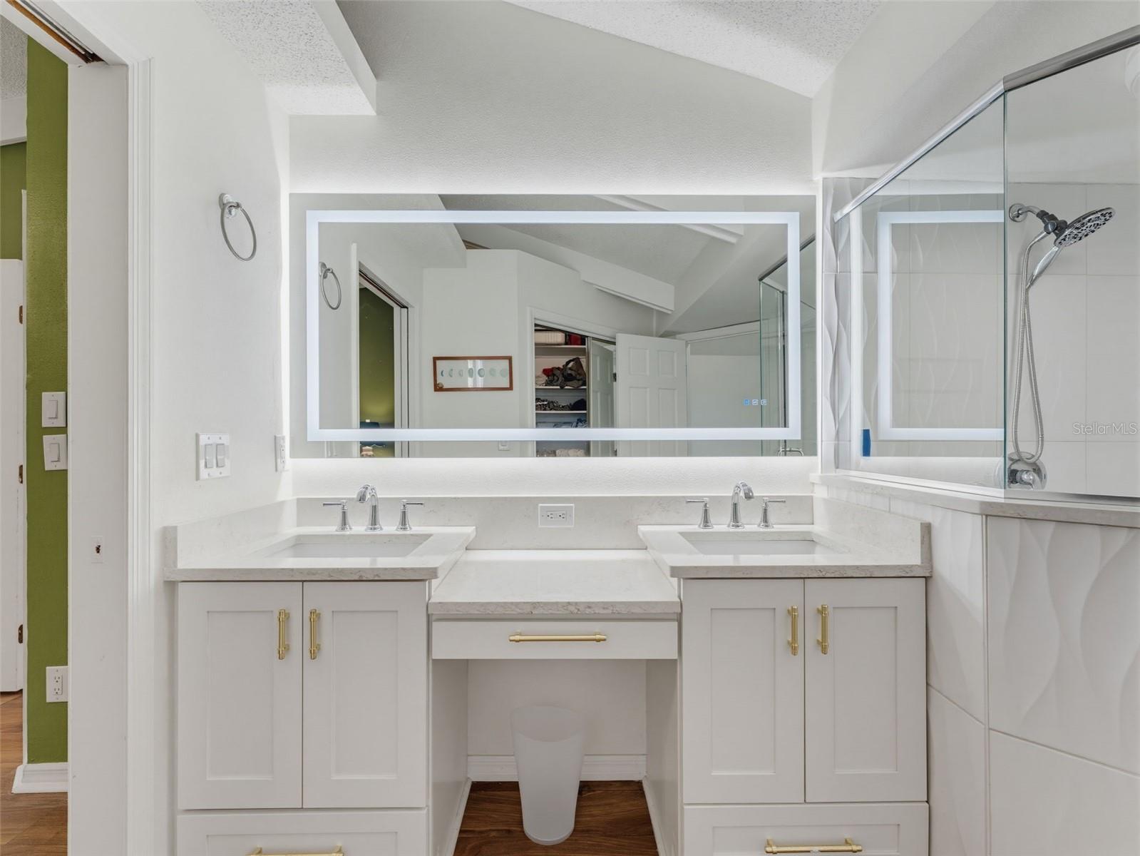LAUREL OAKS AT COUNTRY WOODS CONDO - Residential