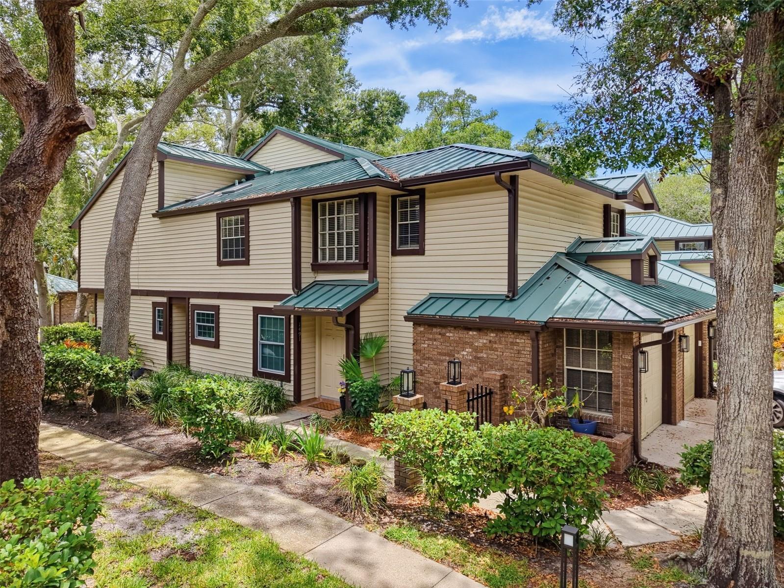 LAUREL OAKS AT COUNTRY WOODS CONDO - Residential