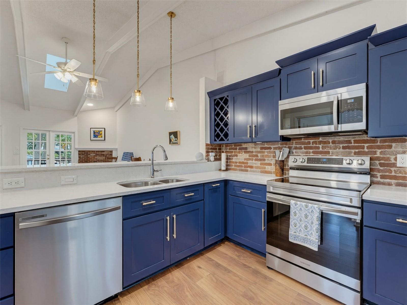 LAUREL OAKS AT COUNTRY WOODS CONDO - Residential