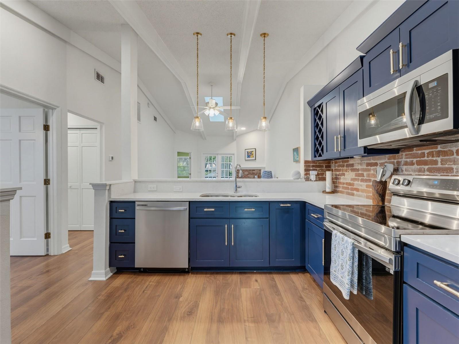 LAUREL OAKS AT COUNTRY WOODS CONDO - Residential