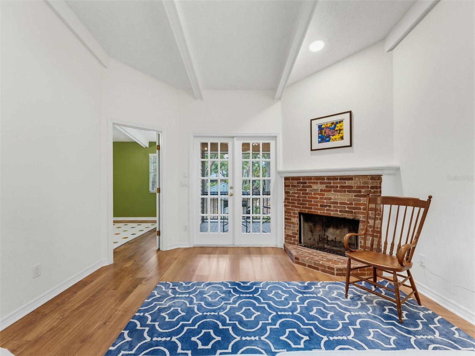 LAUREL OAKS AT COUNTRY WOODS CONDO - Residential