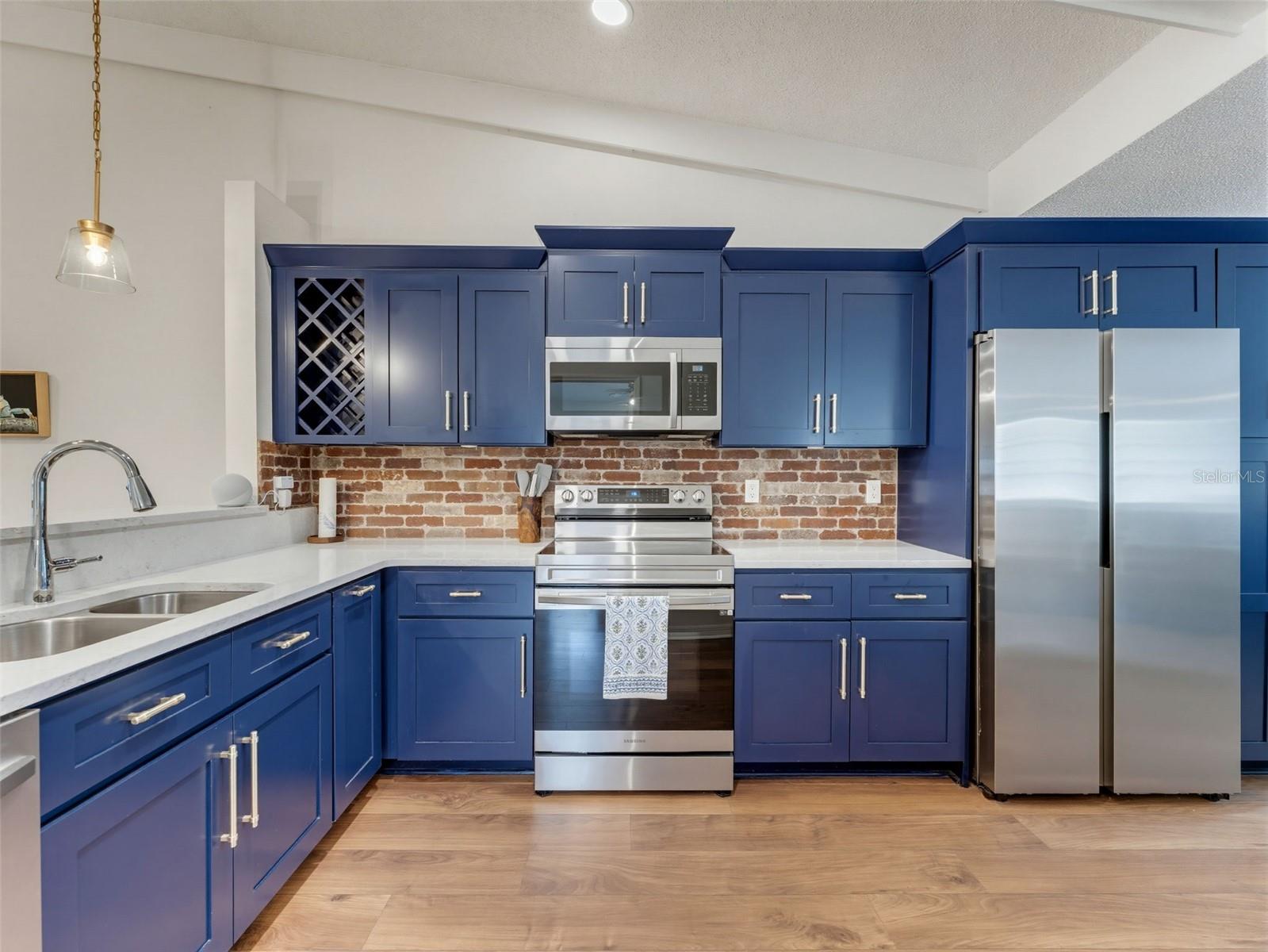 LAUREL OAKS AT COUNTRY WOODS CONDO - Residential