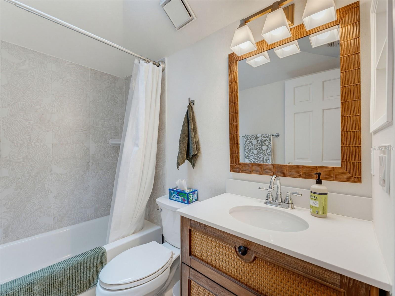 LAUREL OAKS AT COUNTRY WOODS CONDO - Residential