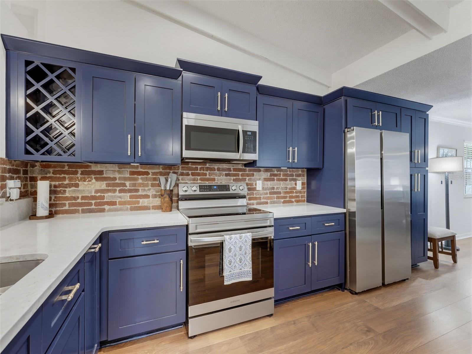 LAUREL OAKS AT COUNTRY WOODS CONDO - Residential