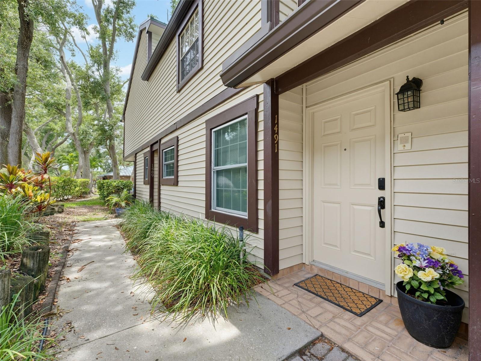 LAUREL OAKS AT COUNTRY WOODS CONDO - Residential