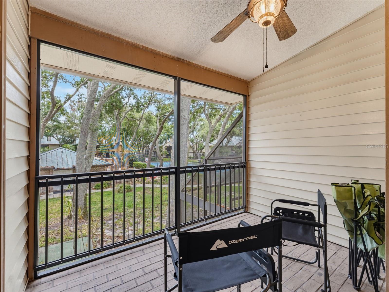 LAUREL OAKS AT COUNTRY WOODS CONDO - Residential