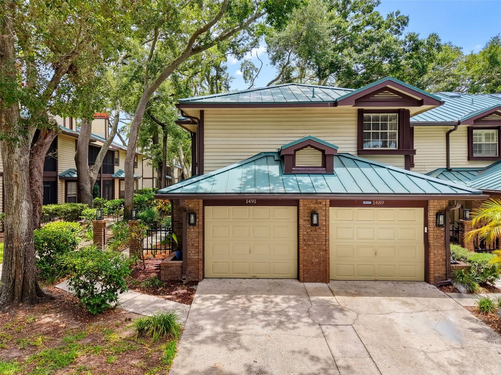 LAUREL OAKS AT COUNTRY WOODS CONDO - Residential
