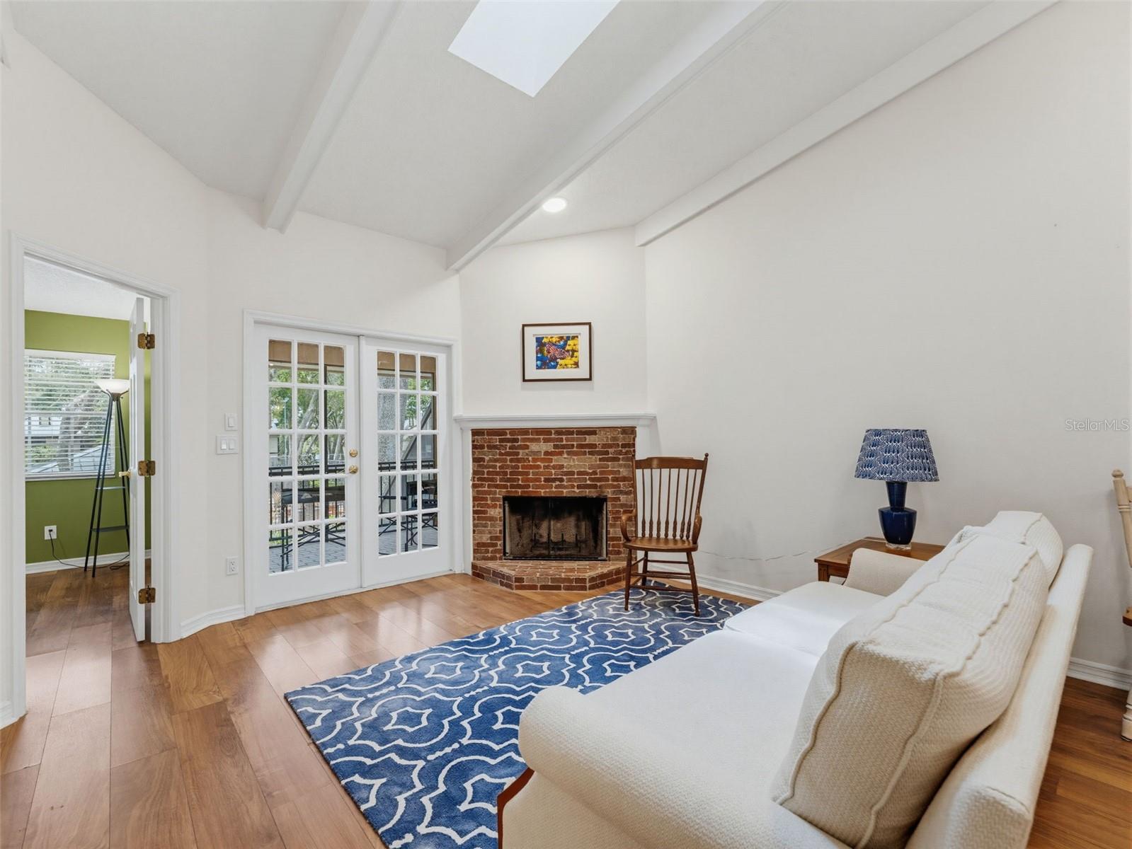LAUREL OAKS AT COUNTRY WOODS CONDO - Residential