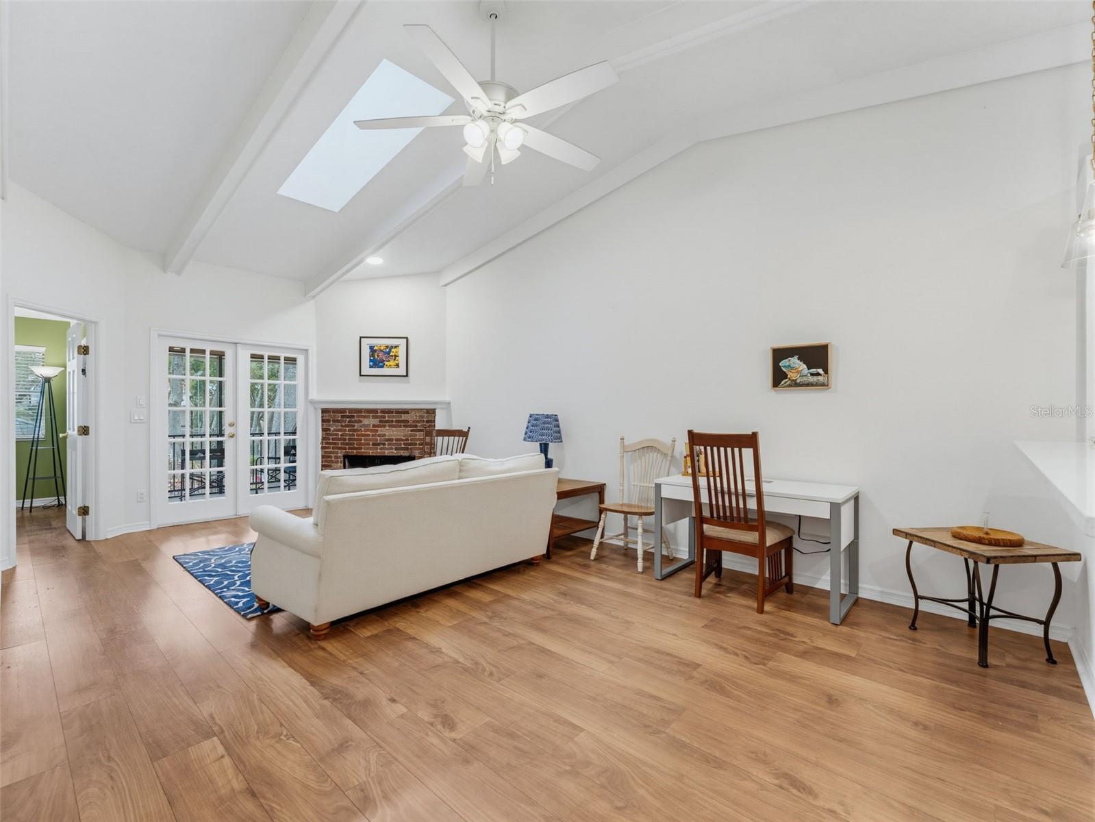 LAUREL OAKS AT COUNTRY WOODS CONDO - Residential