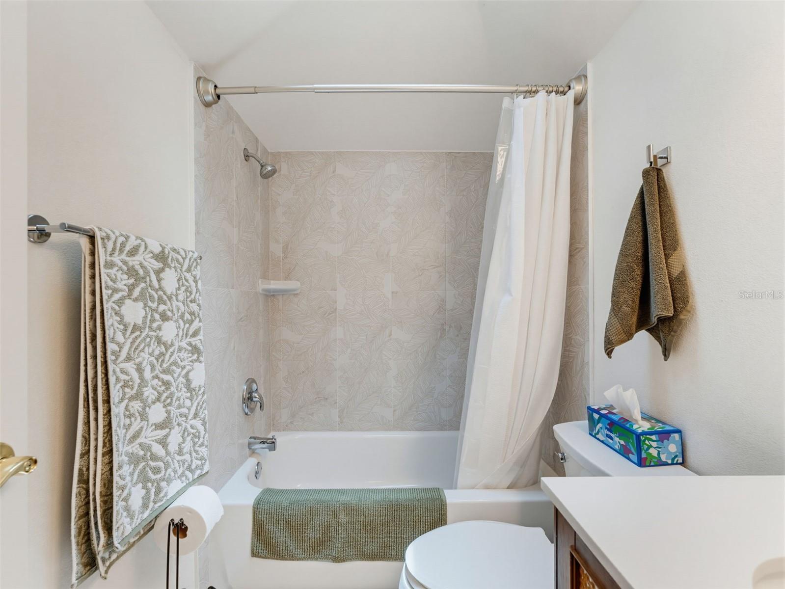 LAUREL OAKS AT COUNTRY WOODS CONDO - Residential